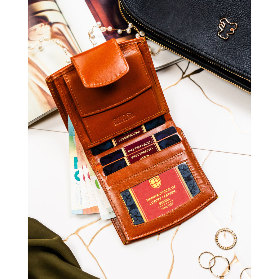 Mały, skórzany portfel damski w jasnobrązowym kolorze z systemem RFID - Peterson