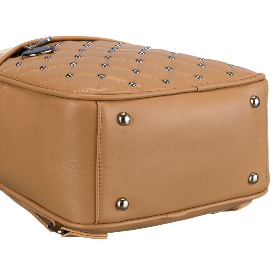 Mały pikowany beżowy plecak damski zdobiony srebrnymi nitami i modnym brelokiem eko skóra Peterson