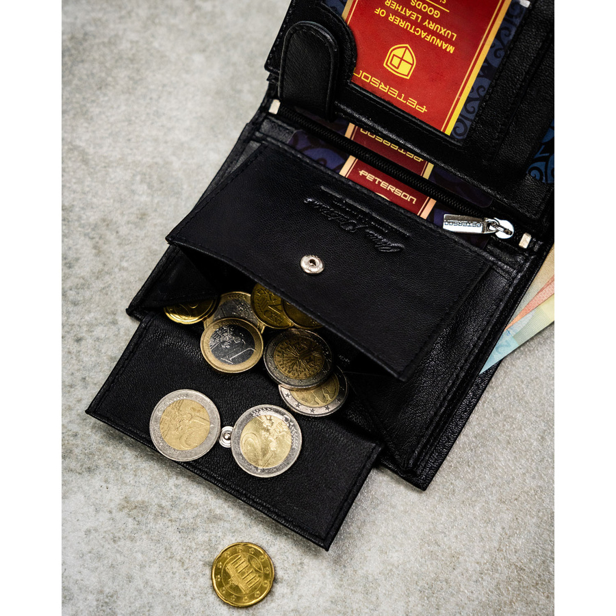 Skórzany portfel męski w czarnym kolorze w orientacji pionowej bez zapięcia zewnętrznego - Peterson