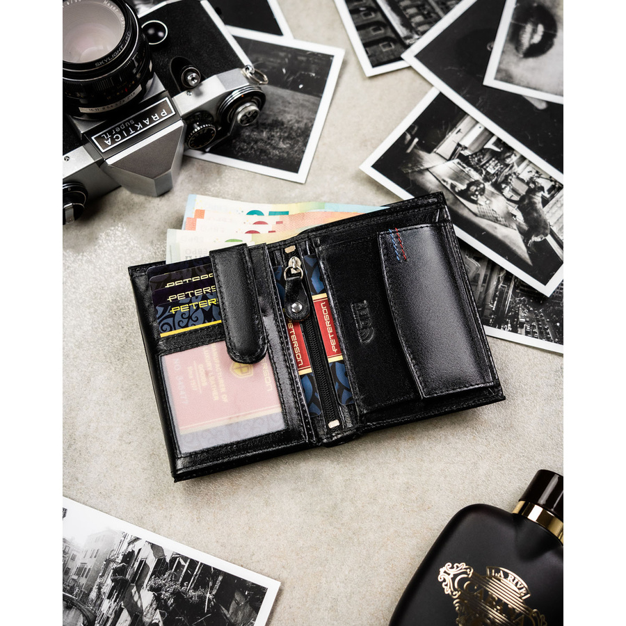 Elegancki portfel męski ze skóry naturalnej w czarnym kolorze w zestawie z brelokiem - Peterson