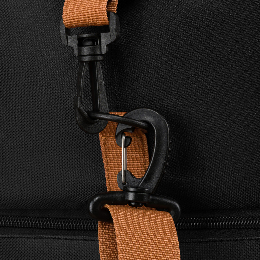 Torba podróżna z poliestru w czarnym kolorze z dopinanym paskiem na ramię - Peterson