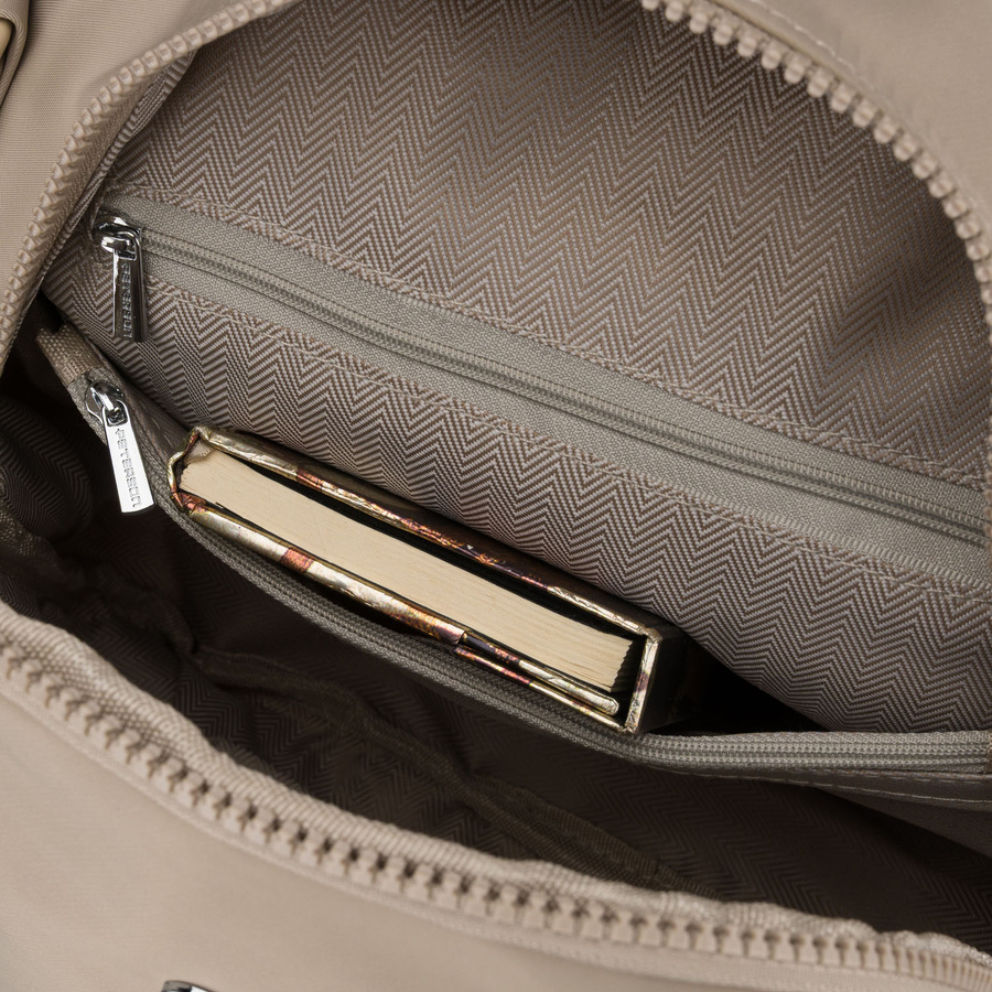 Miejski plecak damski wykonany z poliestru w kolorze ecru, wyposażony w dodatkowy pasek - Peterson