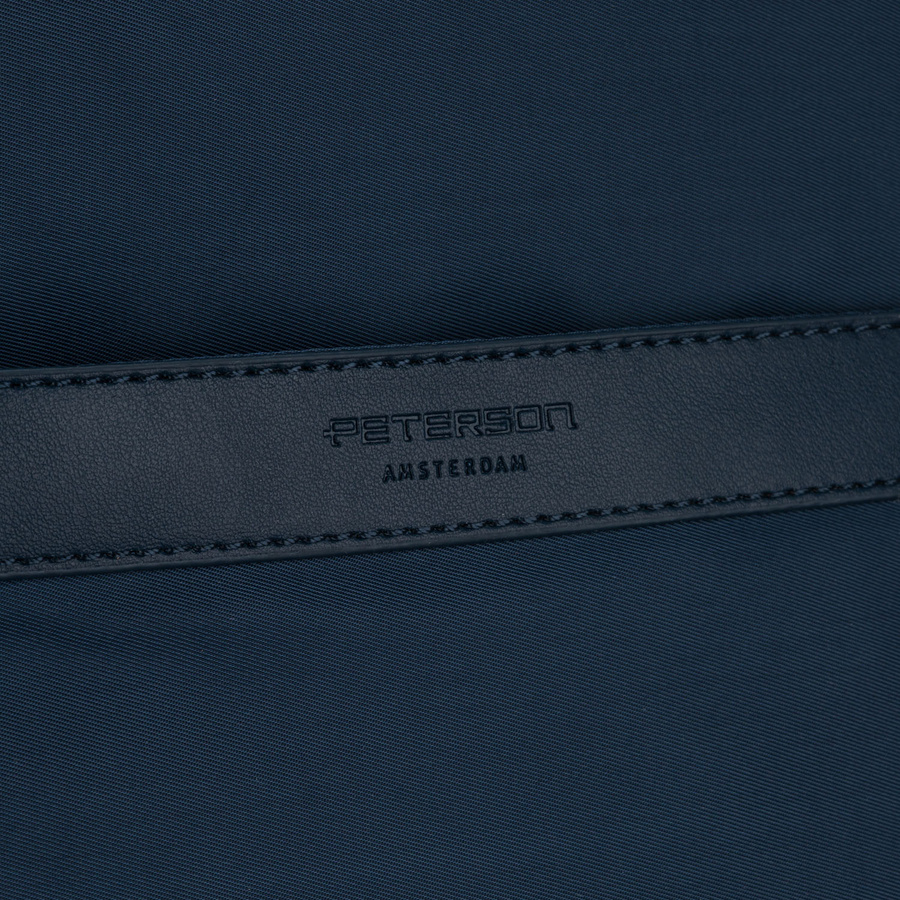 Granatowy, nylonowy plecak damski na regulowanych szelkach zamykany suwakiem - Peterson