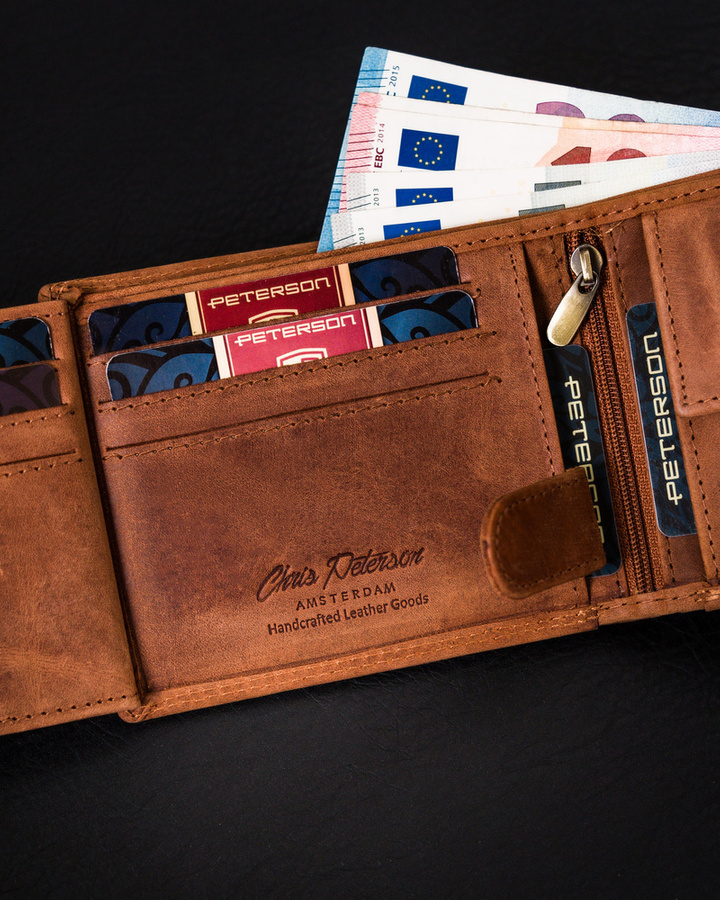 Poziomy portfel męski ze skóry naturalnej, system RFID Protect - Peterson