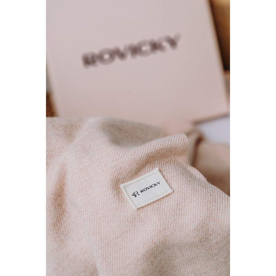 Beżowy szal damski z poliestru i wiskozy ozdobiony frędzlami - Rovicky