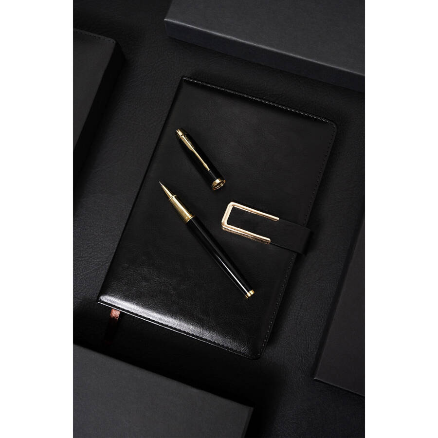 Elegancki zestaw prezentowy: czarny notes A5 i długopis z czarnym wkładem - Peterson