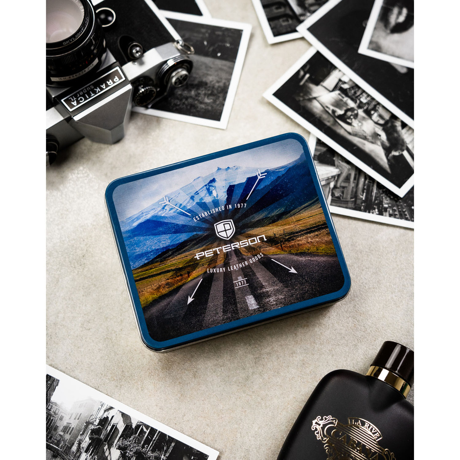 Pionowy, skórzany portfel męski w brązowym kolorze bez zapięcia zewnętrznego - Peterson