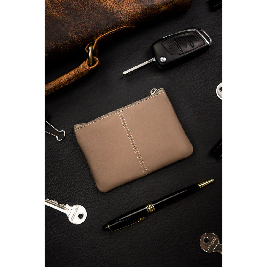 Skórzana kluczówka w beżowym kolorze zamykana suwakiem