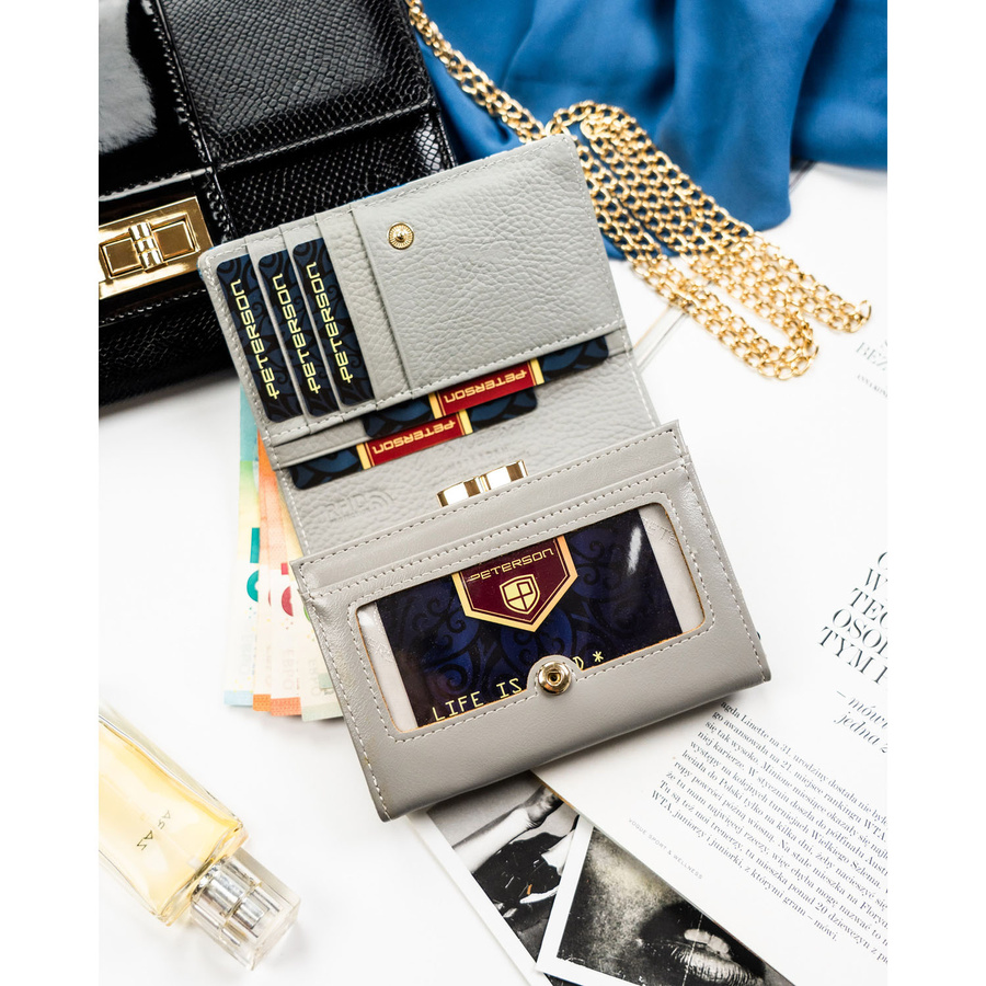 Portfel damski ze skóry naturalnej w niebieskim kolorze ozdobiony kwiatowym wzorem - Peterson