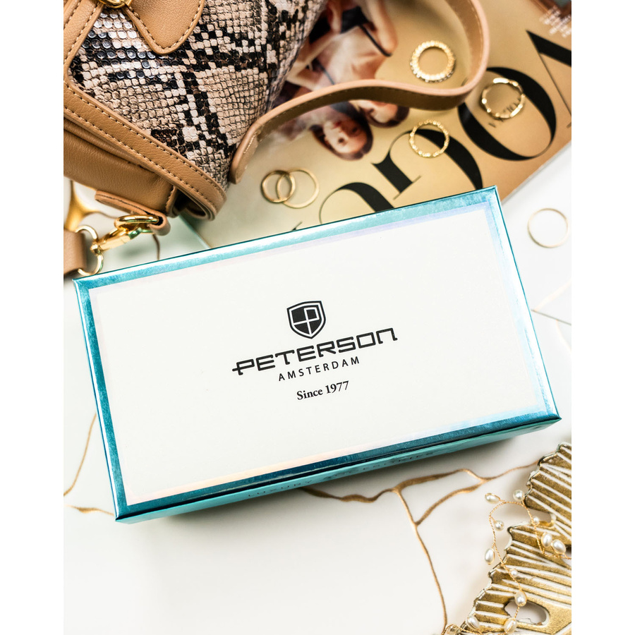 Czerwony portfel damski wykonany ze skóry naturalnej i ekologicznej zamykany na magnes i suwak - Peterson