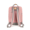 Pojemny i praktyczny plecak damski w jasnoróżowym kolorze zawieszony na regulowanych szelkach - Himawari