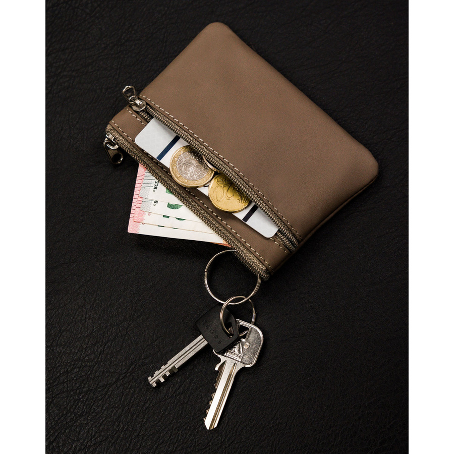 Skórzana kluczówka w beżowym kolorze zamykana suwakiem