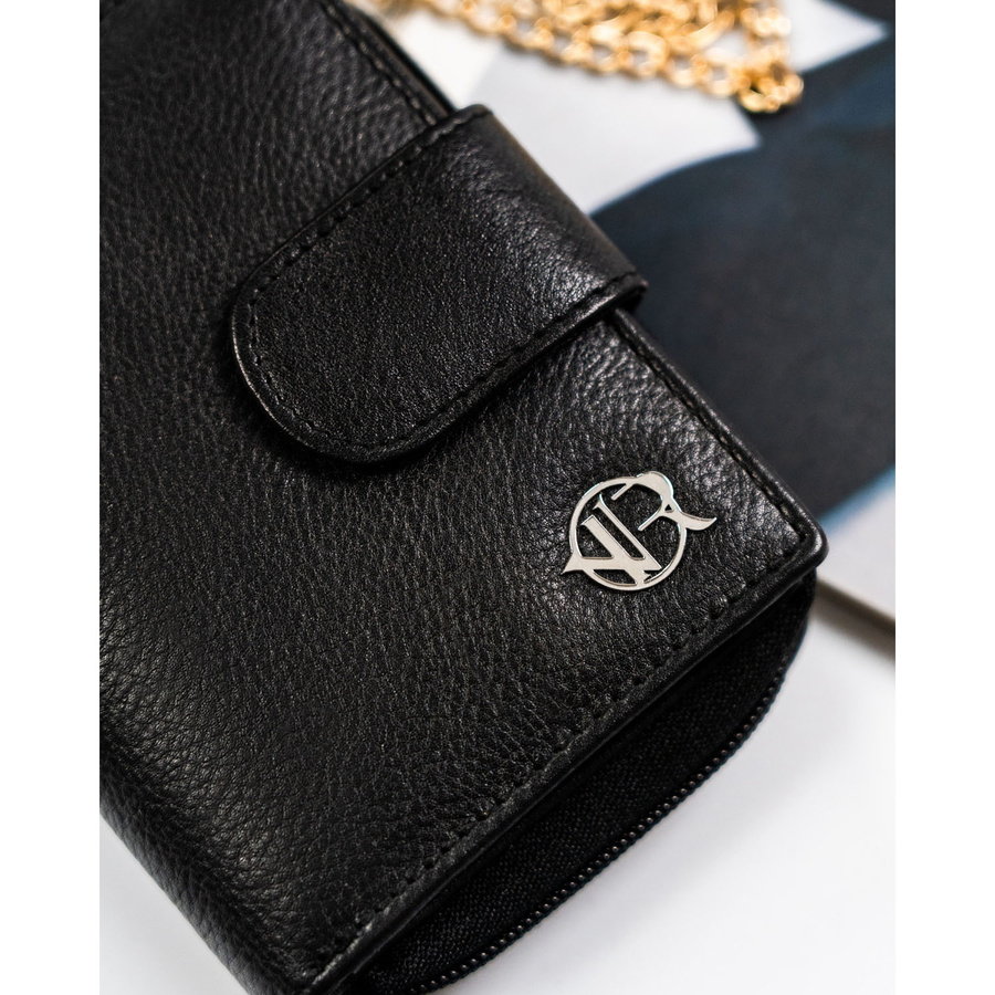 Czarny, skórzany portfel damski w orientacji pionowej zamykany na zatrzask - Rovicky