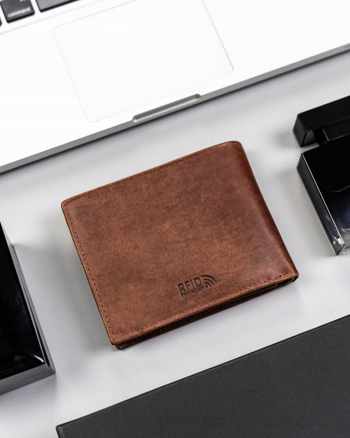 Skórzany portfel męski z ozdobnym tłoczeniem - Peterson