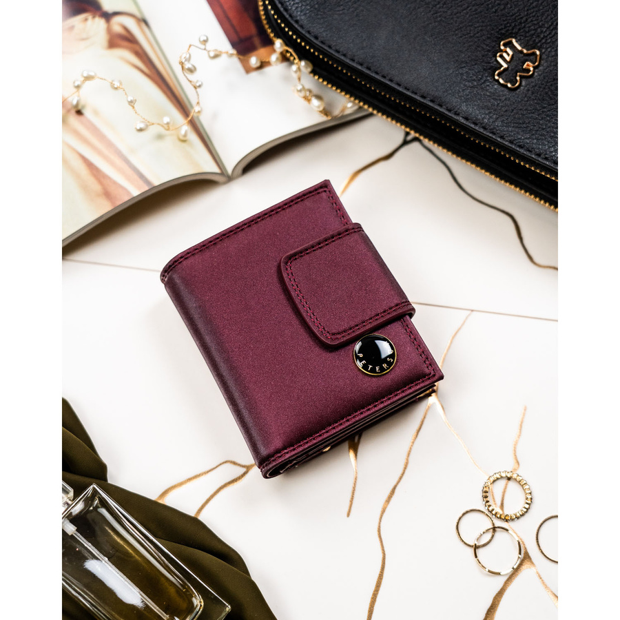 Portfel damski ze skóry naturalnej i ekologicznej w fioletowym kolorze, zamykany zatrzaskiem i biglem - Peterson