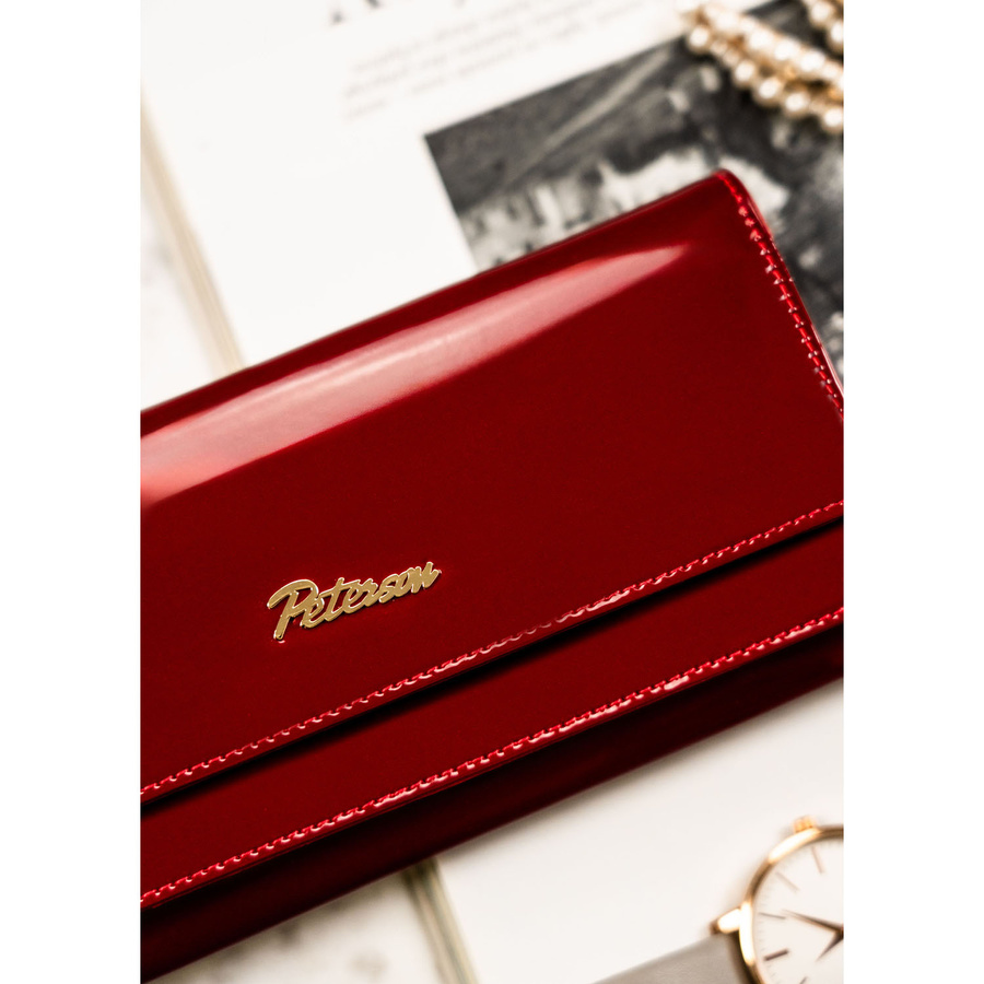 Skórzany portfel damski w czerwonym kolorze zamykany na bigiel i klapką na zatrzask - Peterson