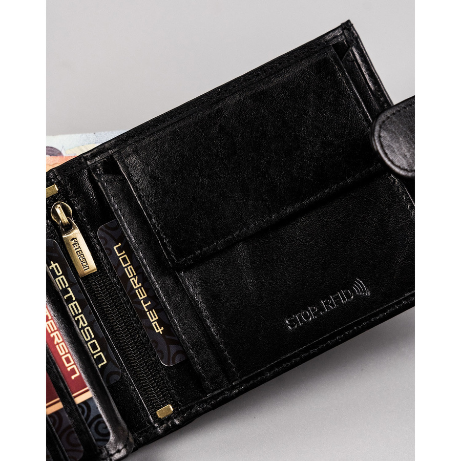 Czarny, duży portfel męski wykonany ze skóry naturalnej i zamykany na zatrzask - Peterson