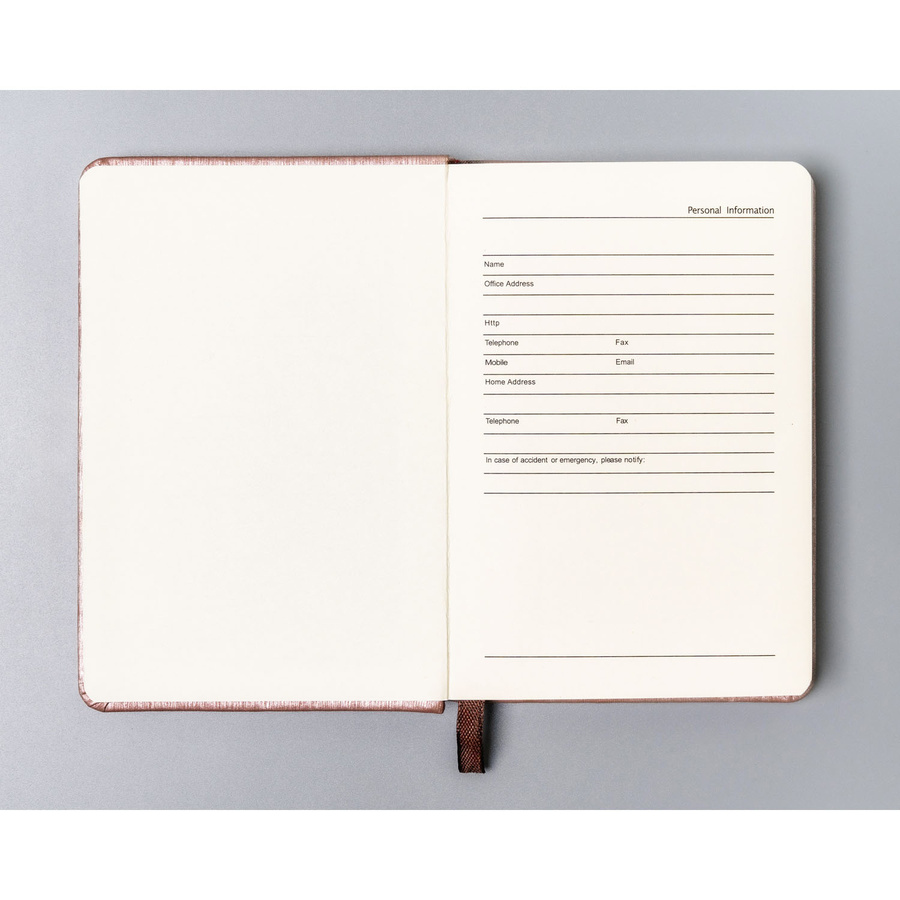 Różowy notes w formacie A6 zadrukowany w kropki, wyposażony w gumkę zamykającą - Peterson