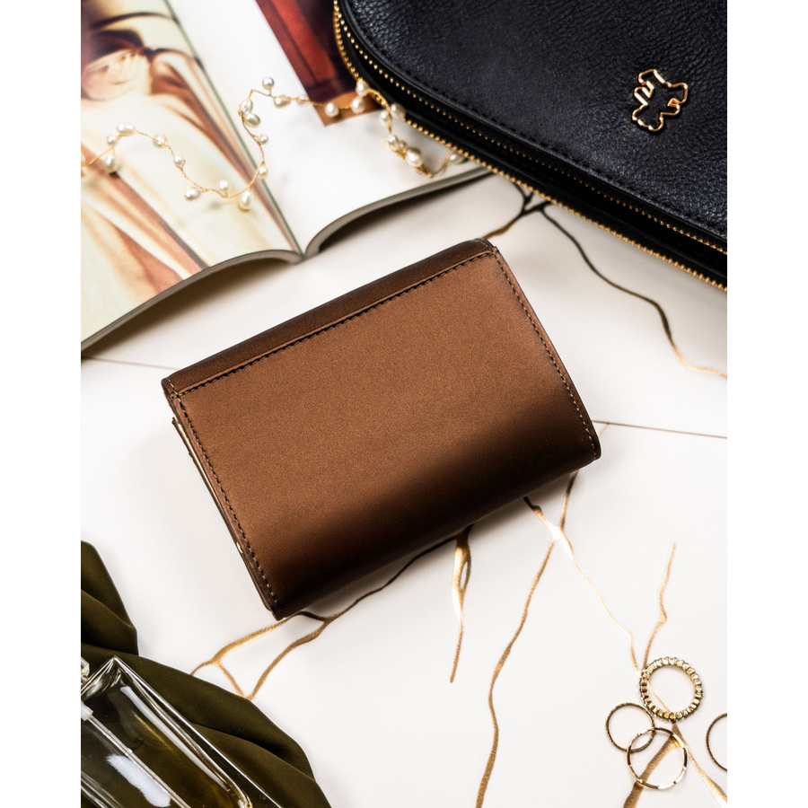 Brązowy portfel damski odszyty ze skóry naturalnej i ekologicznej - Peterson