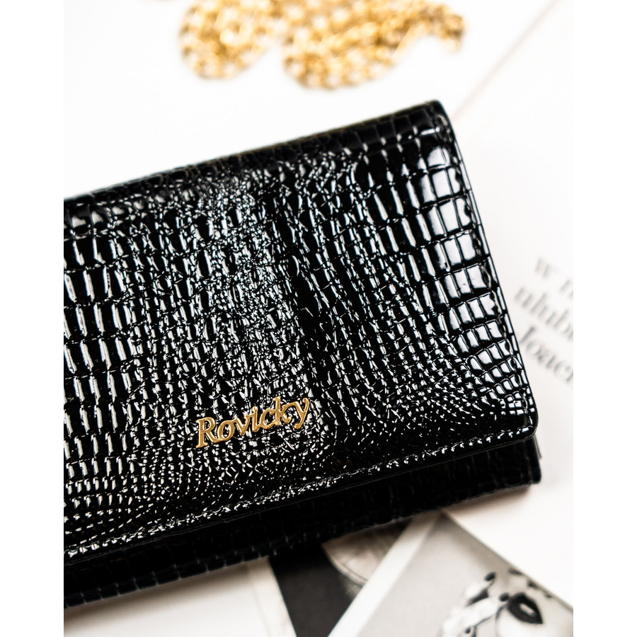 Średni, czarny portfel damski ze skóry naturalnej zamykany zatrzaskiem - Rovicky