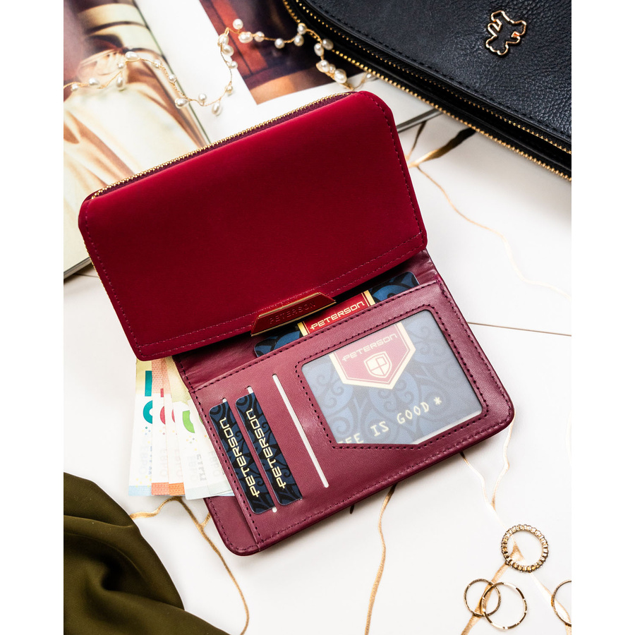 Poziomy portfel damski ze skóry ekologicznej w bordowym kolorze, zamykany suwakiem i zatrzaskiem - Peterson