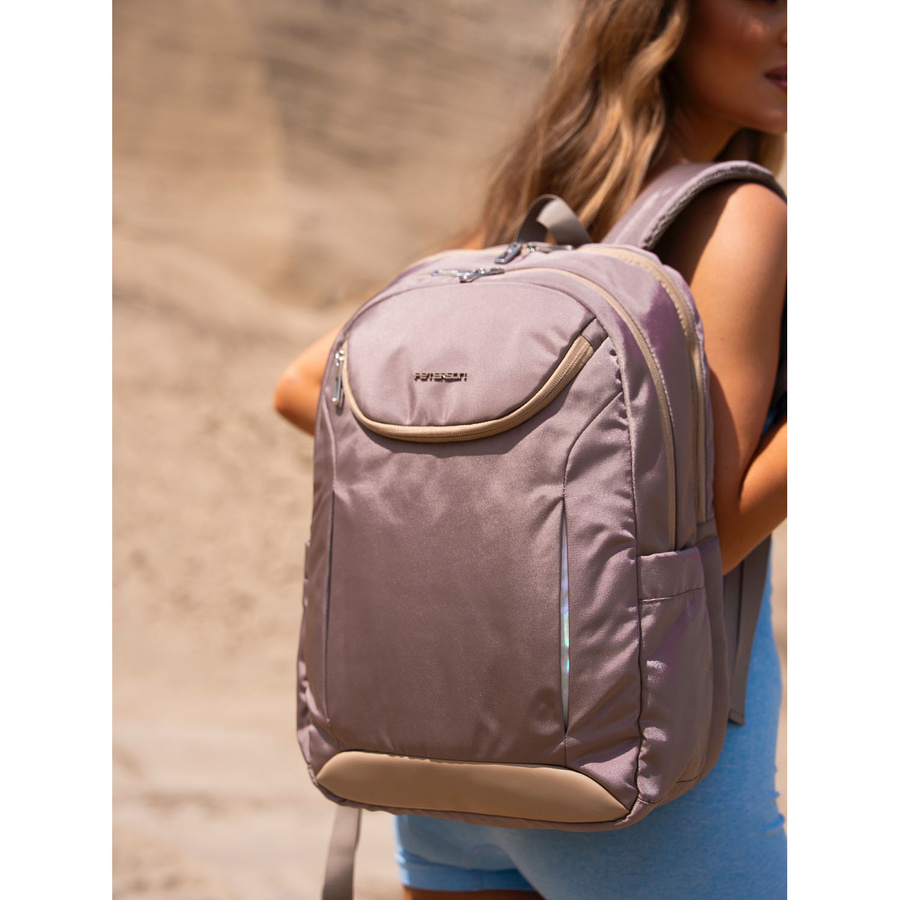 Pojemny, sportowy plecak z nylonu w beżowym kolorze, zawieszony na regulowanych szelkach - Peterson