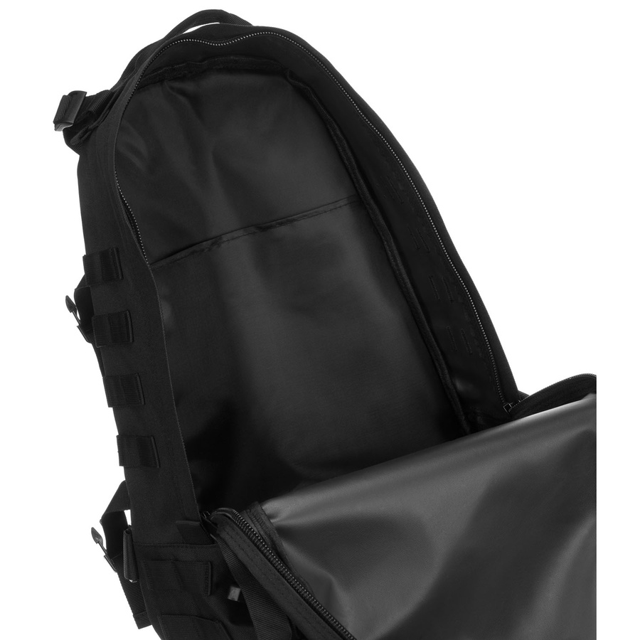 Czarny plecak militarny zawieszony na regulowanych szelkach, trzykomorowy - Peterson