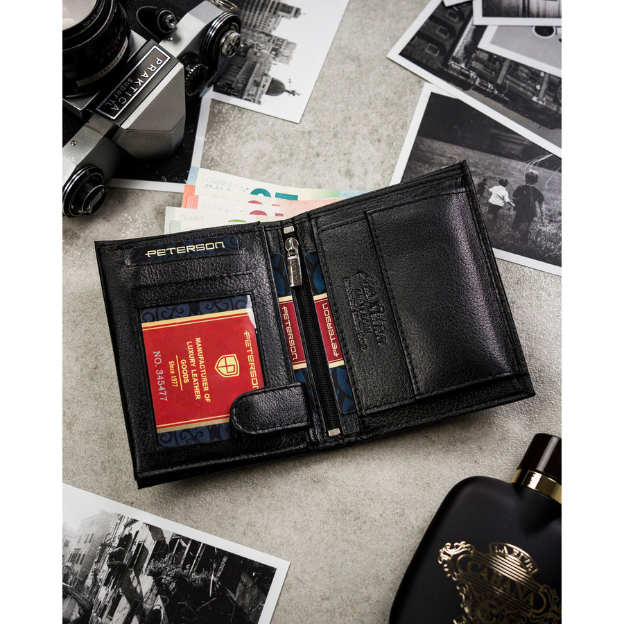 Czarny portfel męski ze skóry naturalnej bez zapięcia zewnętrznego, zapakowany w firmowe pudełko - Peterson