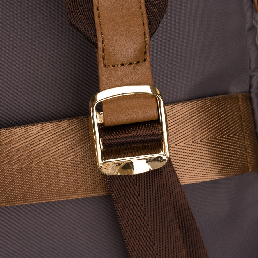 Plecak damski w szarym kolorze, zawieszony na regulowanych szelkach i zamykany suwakiem - Peterson