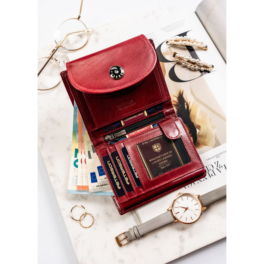 Portfel damski ze skóry naturalnej w czerwonym kolorze zamykany na zatrzask - Peterson