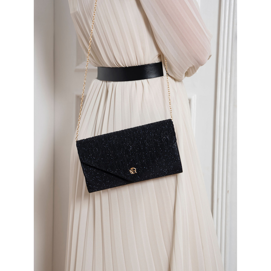 Brokatowa kopertówka damska w granatowym kolorze zawieszona na łańcuszku - Rovicky