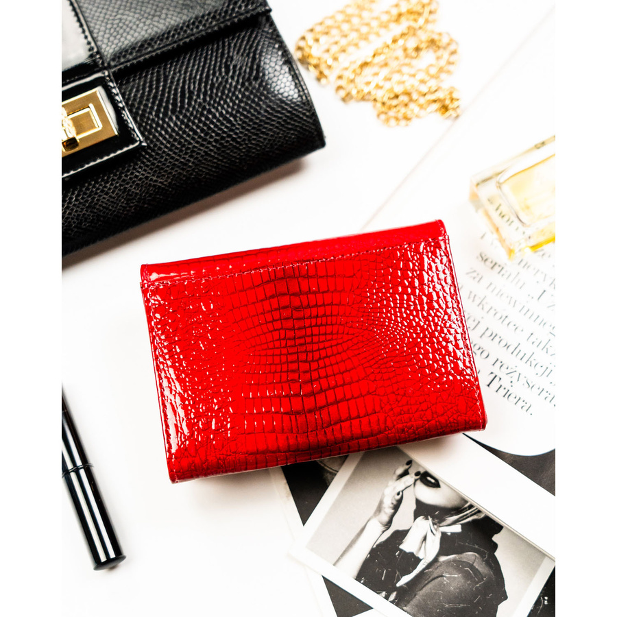 Średni, czerwony portfel damski ze skóry naturalnej zamykany zatrzaskiem - Rovicky