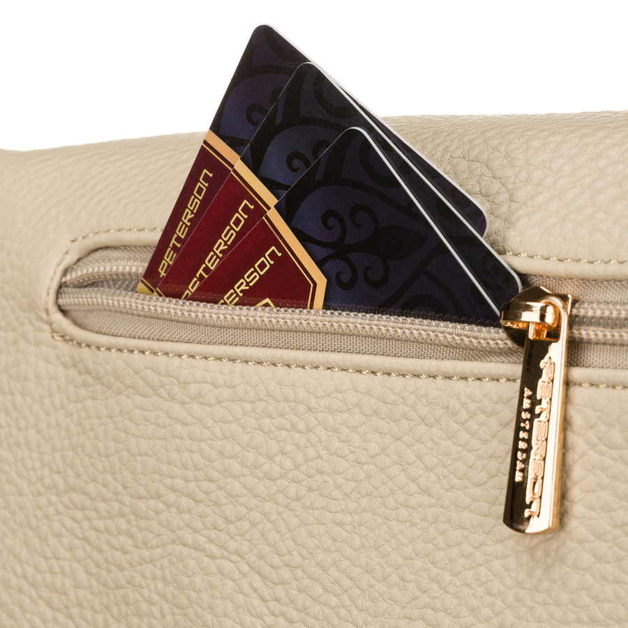 Beżowa saszetka damska ze skóry ekologicznej zamykana suwakiem, zawieszona na regulowanym pasku - Peterson