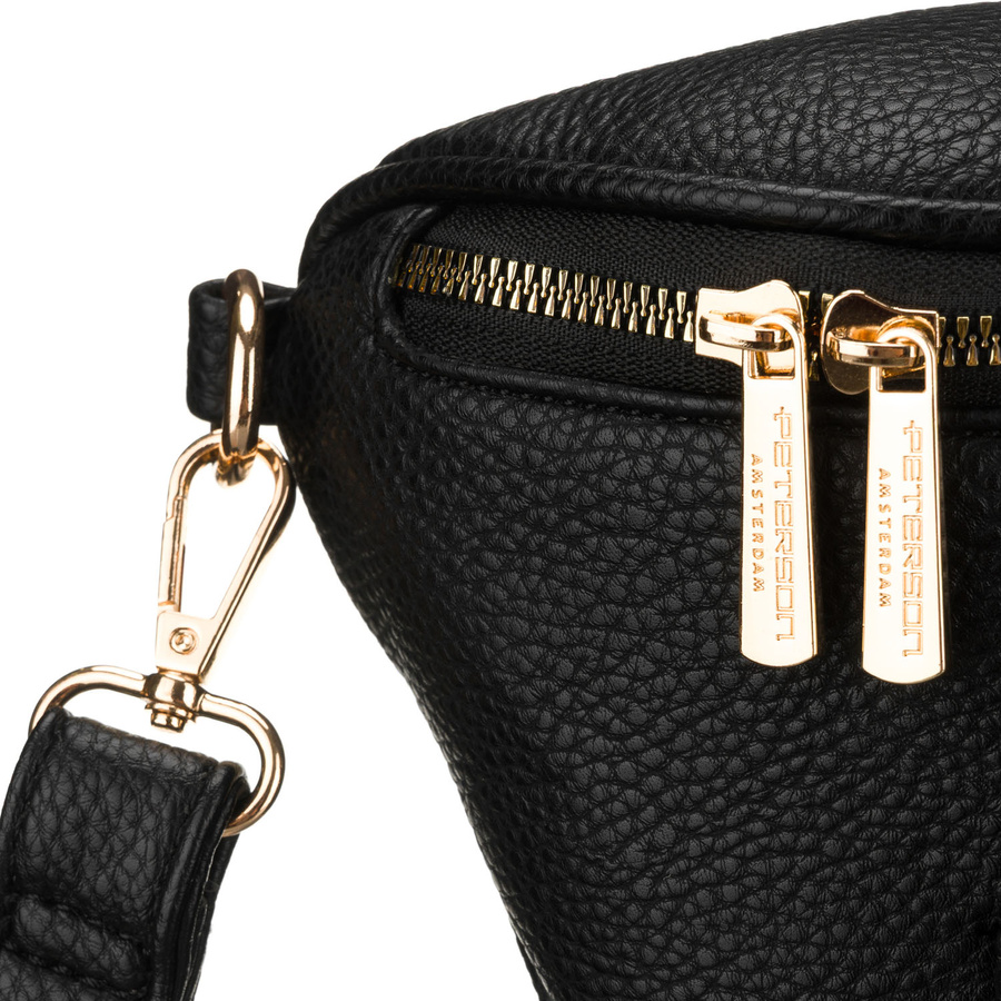 Czarna saszetka damska ze skóry ekologicznej zawieszona na regulowanym pasku - Peterson