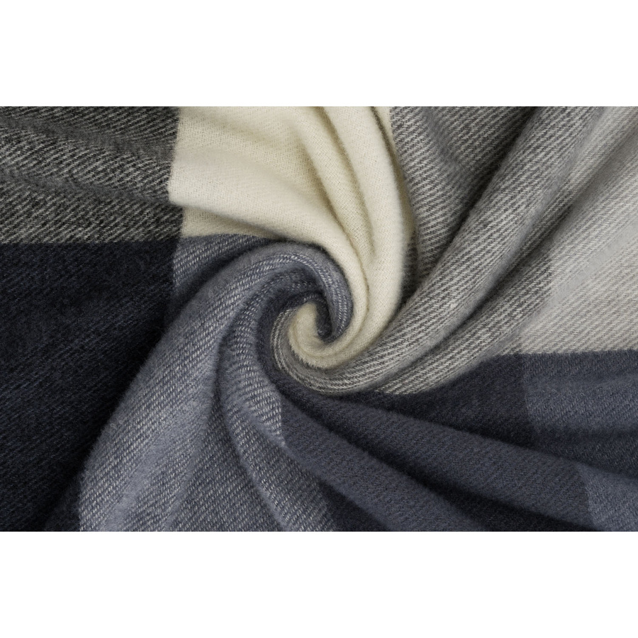 Dwustronny szal damski z poliestru w dominującym czarnym kolorze, ozdobiony frędzlami - Rovicky