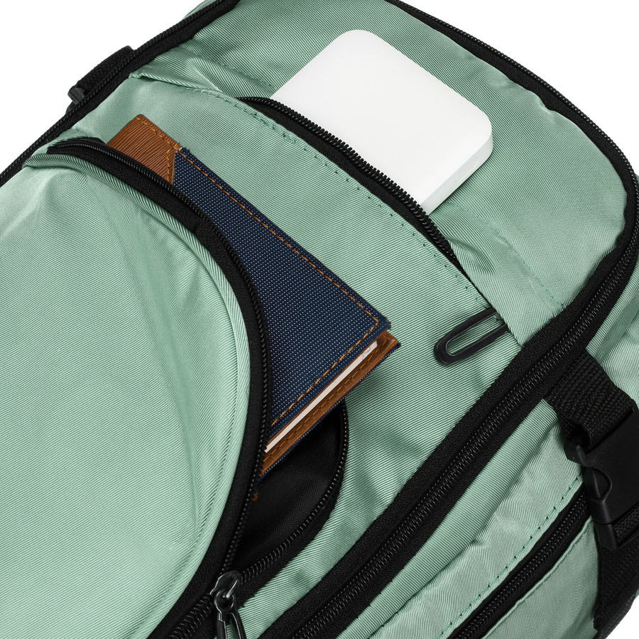 Markowy plecak podróżny w odcieniu miętowym zamykany bezpiecznym suwakiem - Peterson