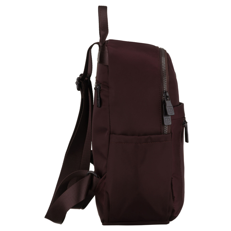 Bordowy plecak damski wykonany z poliestru, zawieszony na regulowanych szelkach - Peterson