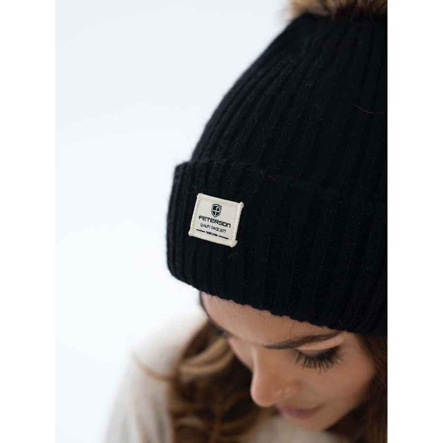 Czarna czapka z pomponem do zimowych stylizacji - Peterson