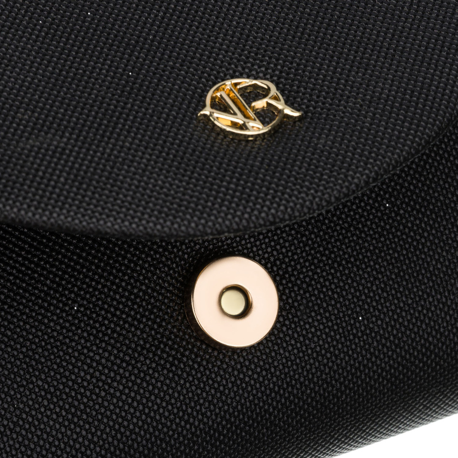 Brokatowa kopertówka damska wykonana z tkaniny syntetycznej w czarnym kolorze - Rovicky