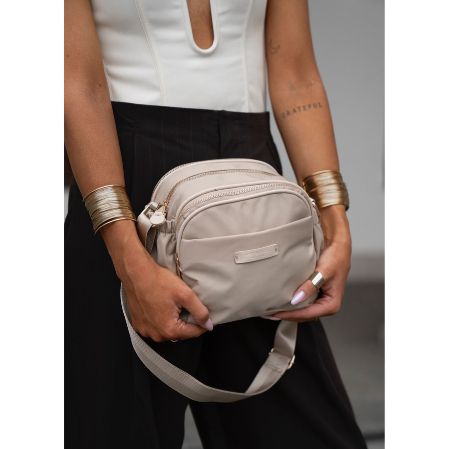 Nylonowa, beżowa listonoszka damska z sześcioma dodatkowymi kieszeniami - Peterson