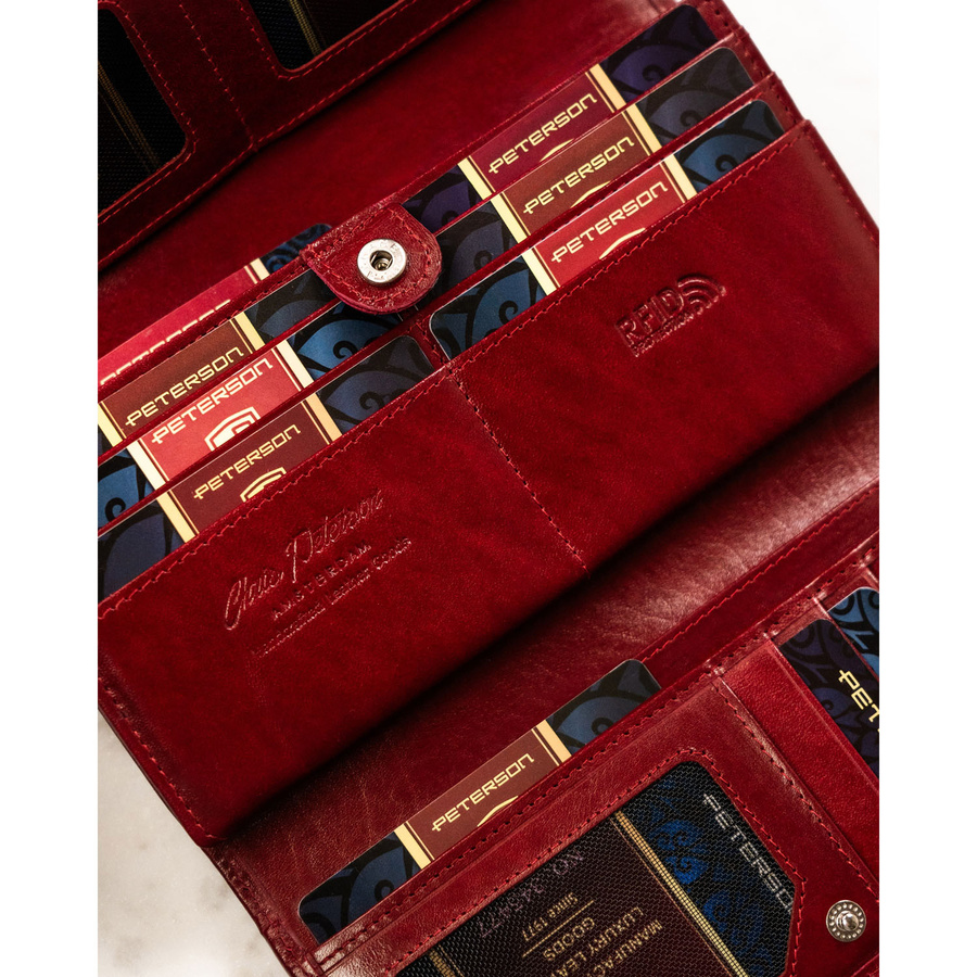Duży, skórzany portfel damski w czerwonym kolorze zamykany klapką na zatrzask - Peterson