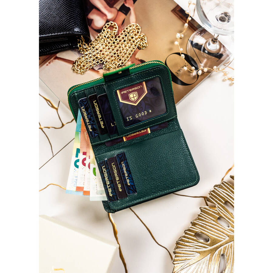 Pojemny portfel damski z lakierowanej skóry naturalnej w zielonym kolorze - Peterson