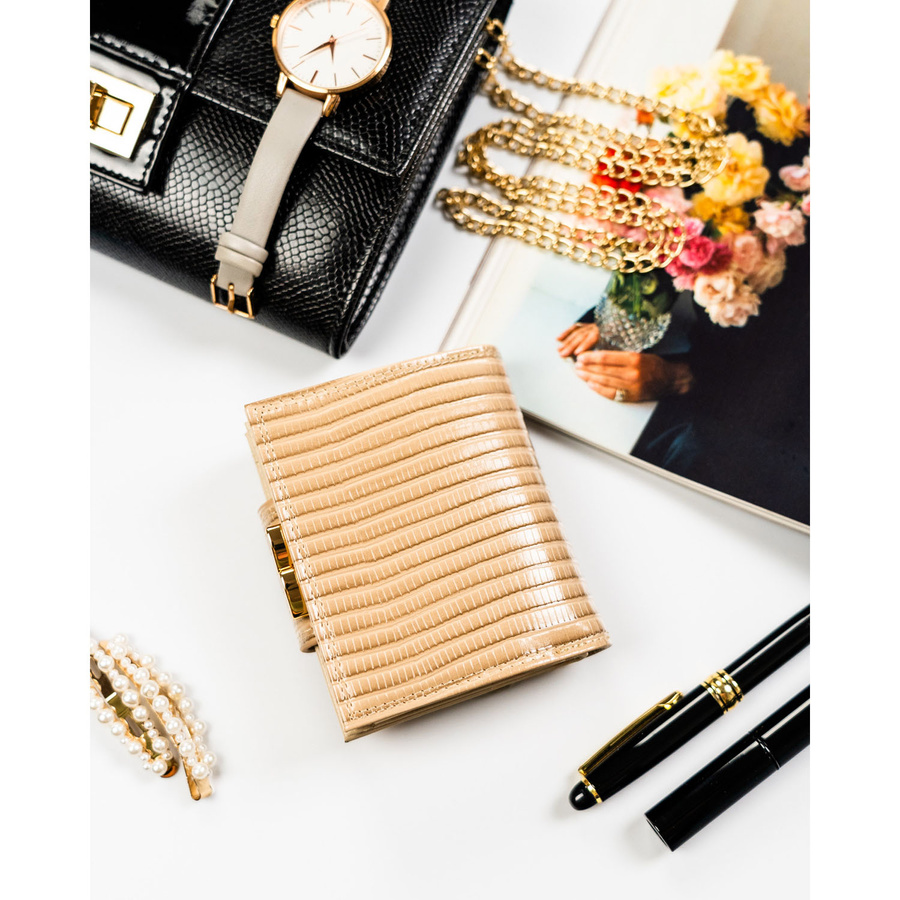 Beżowy portfel damski zamykany na bigiel i zatrzask, pokryty wzorem w plecionkę - Peterson