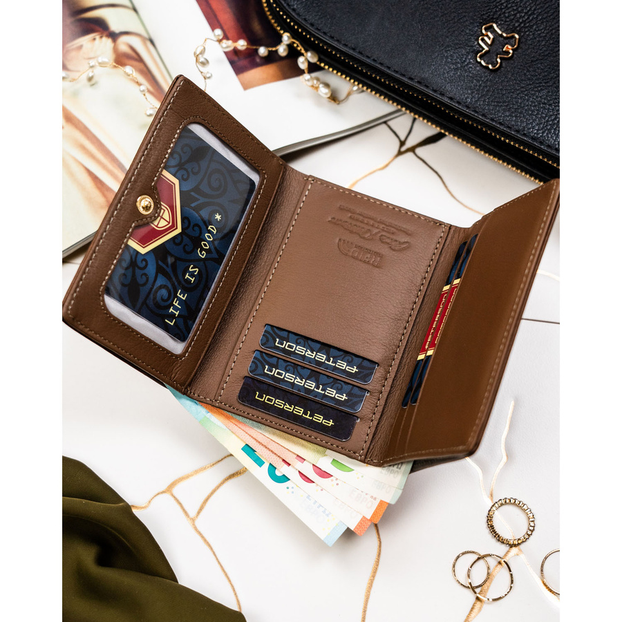 Średniej wielkości portfel damski wykonany ze skóry naturalnej i ekologicznej w brązowym kolorze, zamykany na bigiel i zatrzask - Peterson