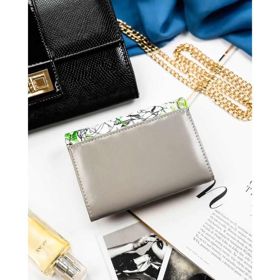 Zielony portfel damski ze skóry naturalnej z systemem RFID ozdobiony kwiatowym wzorem - Peterson