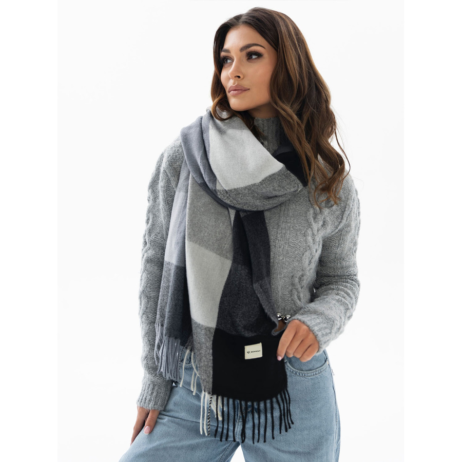 Dwustronny szal damski z poliestru w dominującym czarnym kolorze, ozdobiony frędzlami - Rovicky