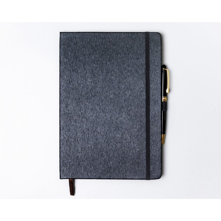 Notes w formacie B5 w szarym kolorze, zadrukowany w kropki i wyposażony w gumkę zamykającą - Peterson