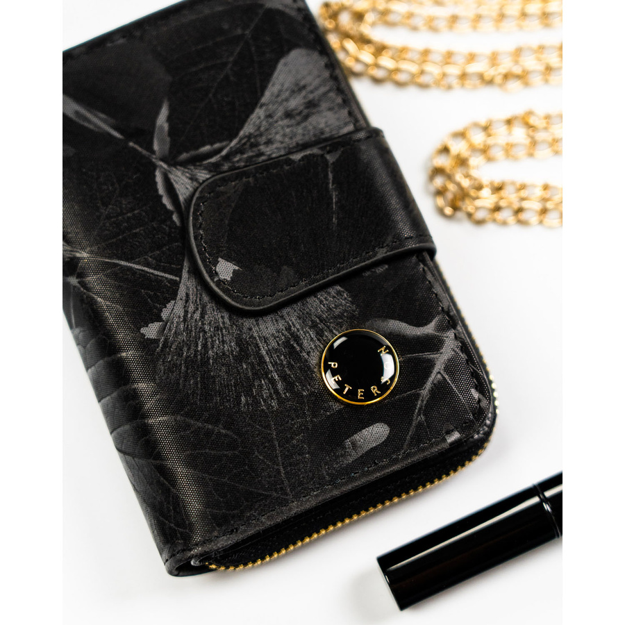 Portfel w orientacji pionowej wykonany ze skóry naturalnej i ekologicznej w czarnym kolorze - Peterson
