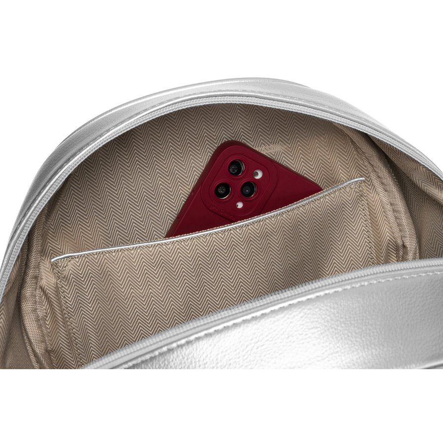 Błyszczący srebrny plecak damski zdobiony pikowaniem i nitami eko skóra Peterson