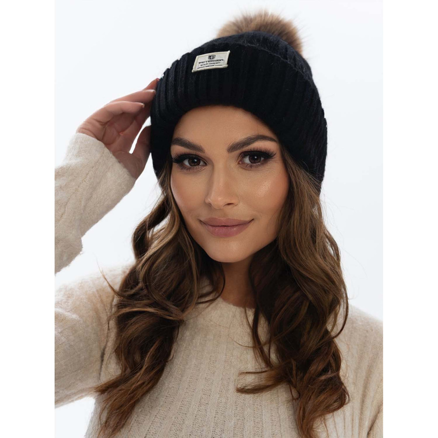 Czarna czapka z pomponem do zimowych stylizacji - Peterson